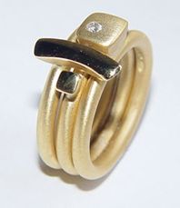 Hammered head ring set in 18ct yellow gold & diamond.