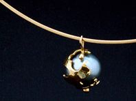 ‘Capture’ range gold and Tahitian pearl pendant