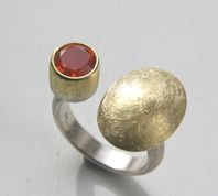 Fireopal & gold oval ring