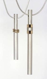 Necklaces with moving rings